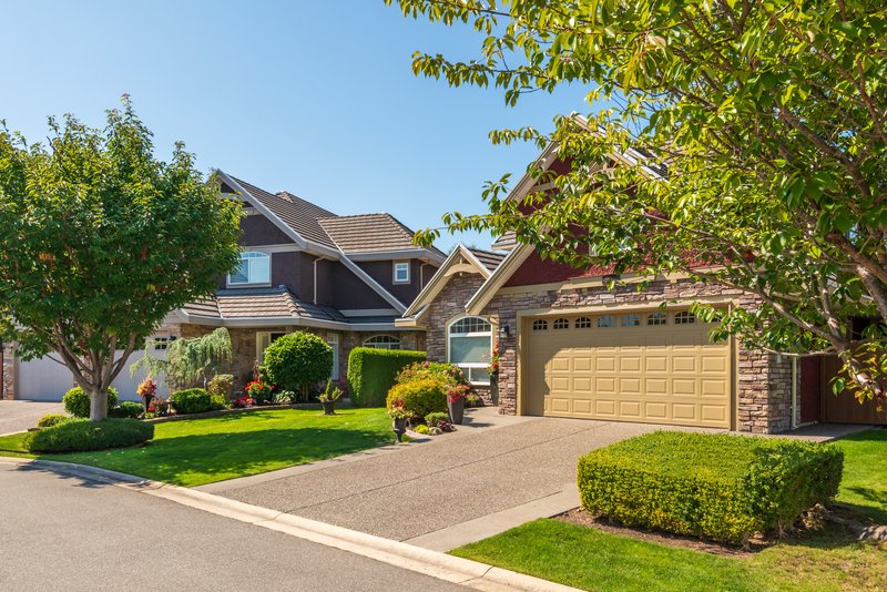 casa con cochera y jardin frontal en puebla