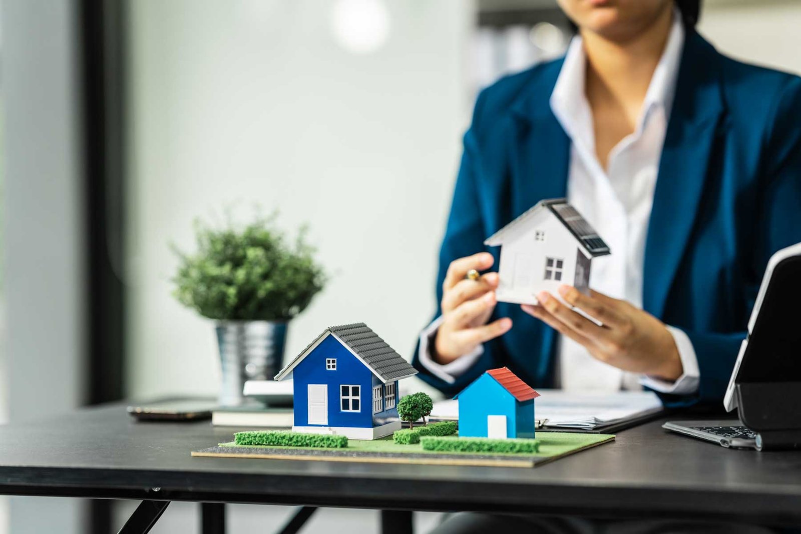 agente de bienes raices con maquetas de casas